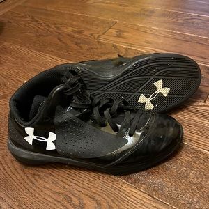 Under Armour 6Y boy’s basketball, great tread